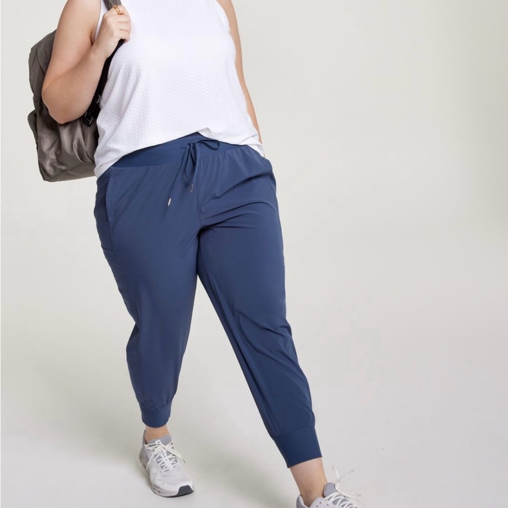CALIA by Carrie Underwood Women’s Blue Truelight Cargo Pocket Joggers NWOT, 2X